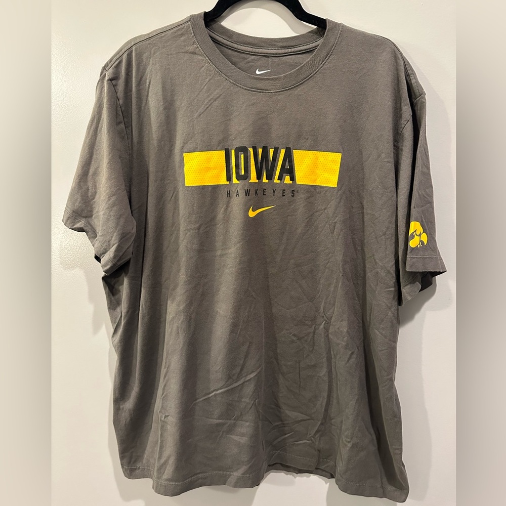 Nike University of Iowa Hawkeyes Short Sleeve Tee Size XXL Dark Grey